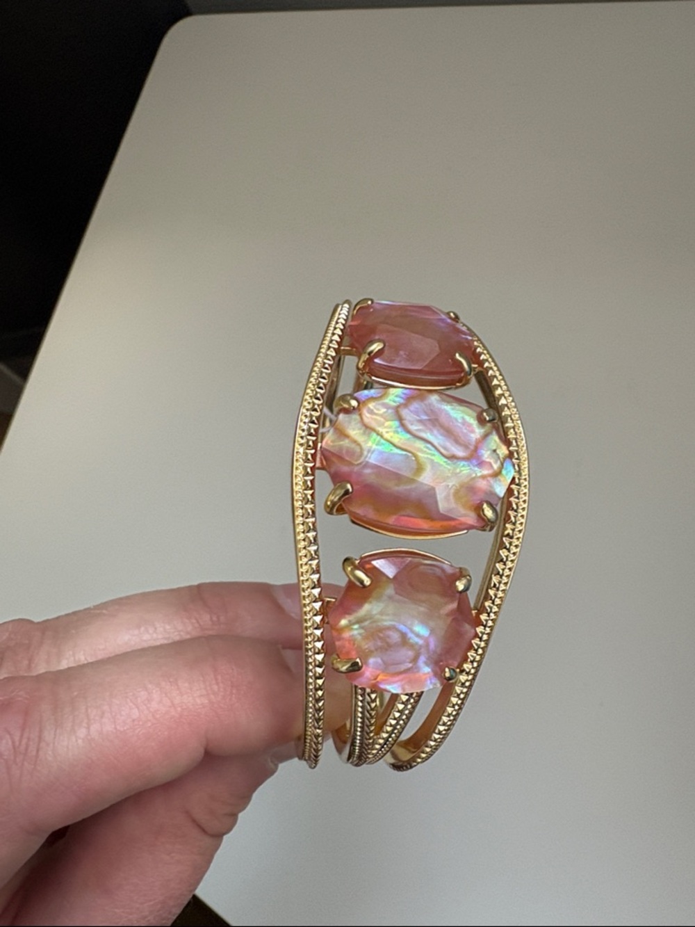 NWT [Kendra Scott] Daphne Statement Gold Cuff Bracelet, Pink Iridescent Abalone - Picture 5 of 12